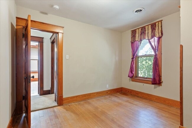 Building Photo - Spacious 4 Bedroom Home for Rent in Council Bluffs