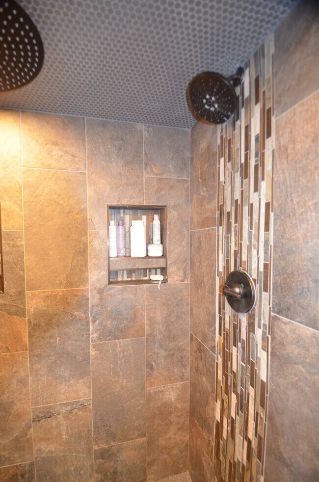 Building Photo - Dogs negotiable! Gondola and Main Street s...