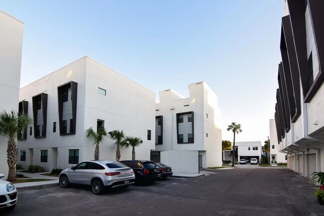 Building Photo - 1332 W Gray St