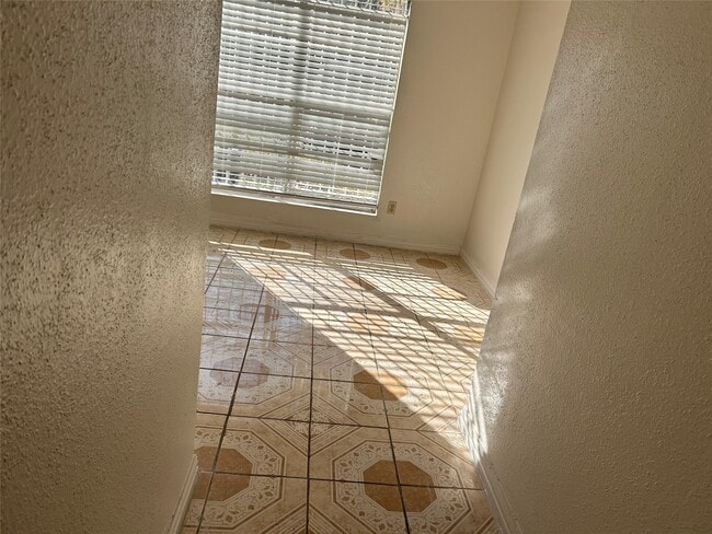 Building Photo - 3900 Woodchase Dr