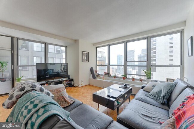 Building Photo - 224 W Rittenhouse Square