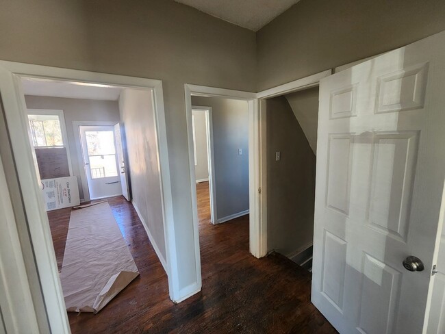 Building Photo - Spacious 4- Bedroom