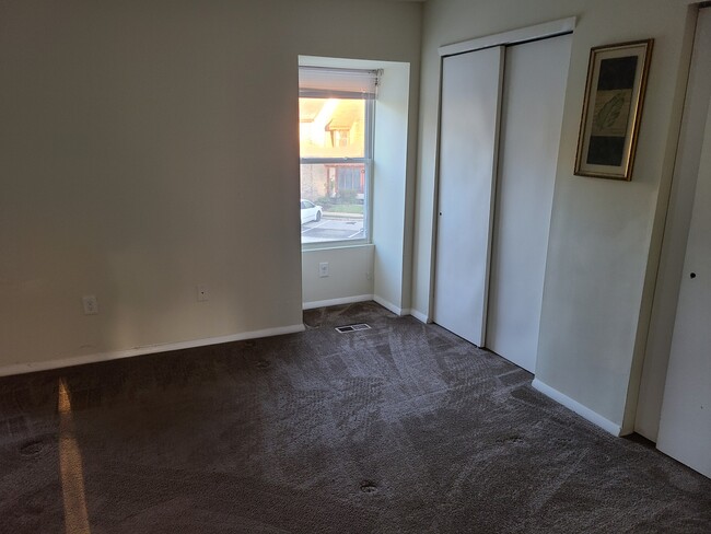 Building Photo - 137 Chelsea Cir