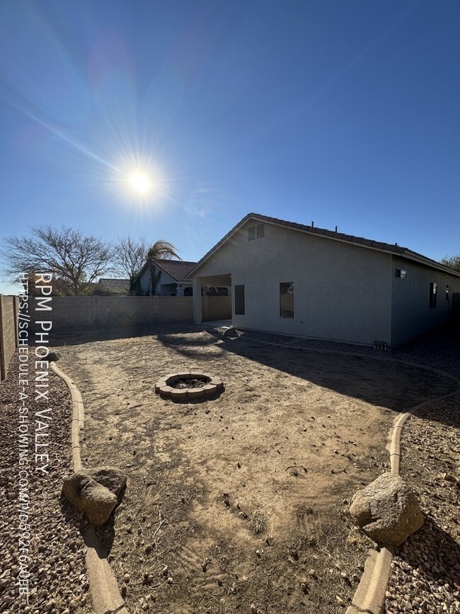 Building Photo - Open concept 3 bed / 2 bath with *NEW* Flo...