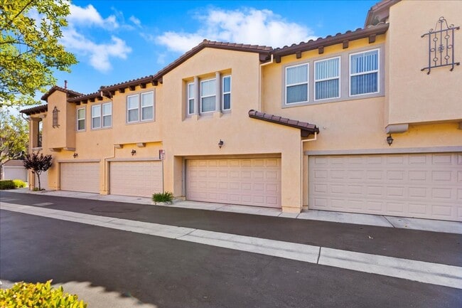 Building Photo - $3,456 - 2 Bed / 2 Bath Stunning Corner Un...