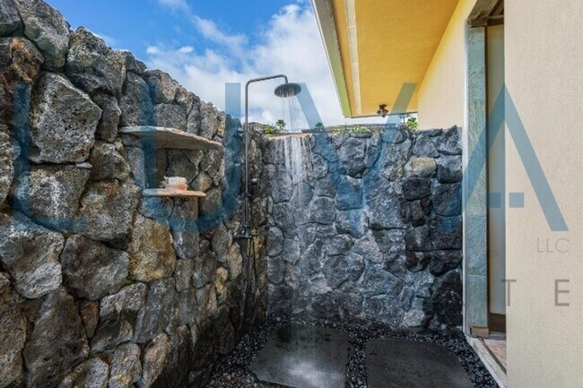 Building Photo - 4 bedroom 3.5 bathroom home with pool