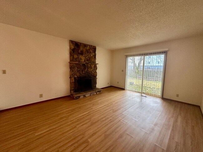 Building Photo - r1078