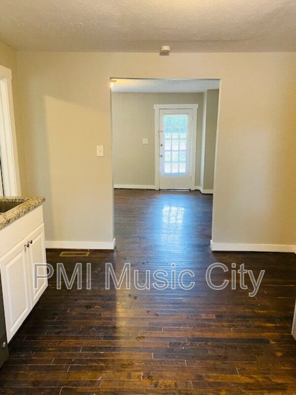 Building Photo - 215 Robinwood Ave