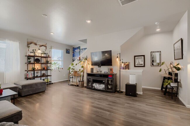 Building Photo - Spacious 3-Bedroom Home with Modern Finishes in North Broomfield