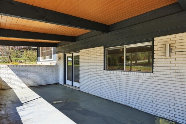 Building Photo - 3684 Northlake Dr