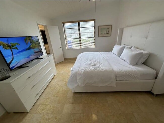 Building Photo - 2524 Gulfstream Ln