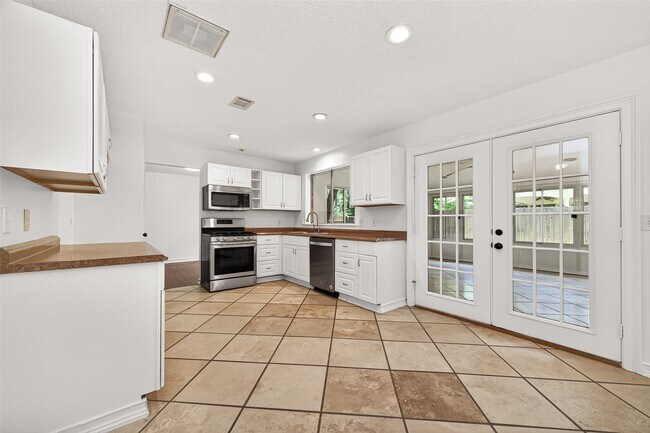 Building Photo - 42 Rockridge Dr