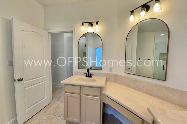 Building Photo - Gated South Crestview Community!