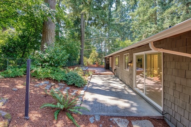 Building Photo - Beautifully Remodeled One Level 3 Bedroom,...