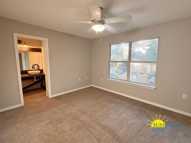 Building Photo - Gorgeous 3 Bedroom Home in Fort Walton Beach-near Hurlburt Field!