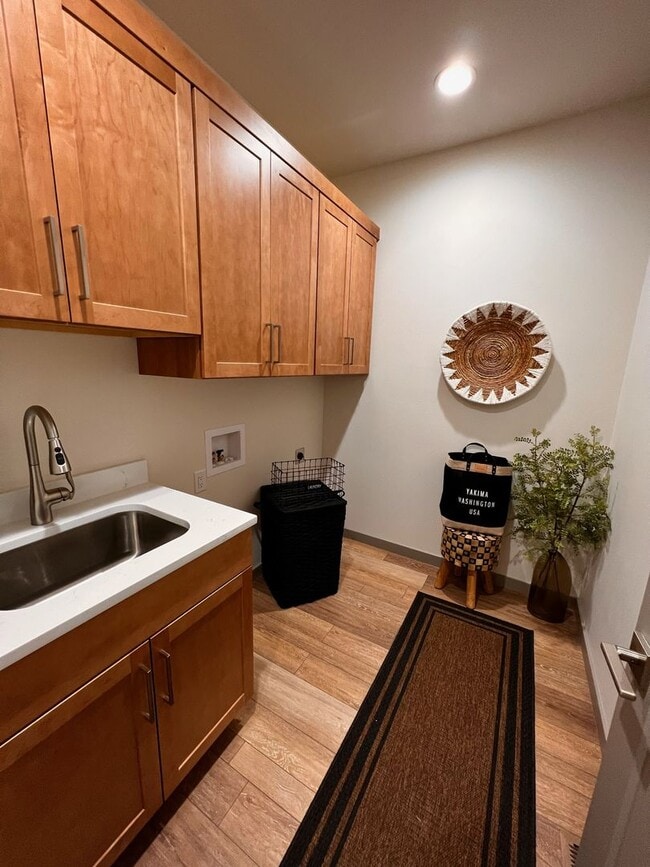 Building Photo - Brand New Luxury Home in Gated Community - Furnished Option Available