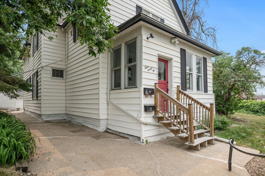 Building Photo - 422 Lawson Ave W
