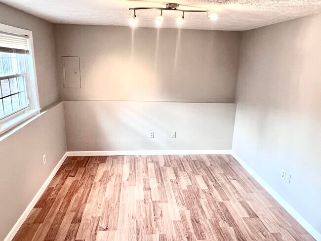 Building Photo - 83 Derryfield Ct