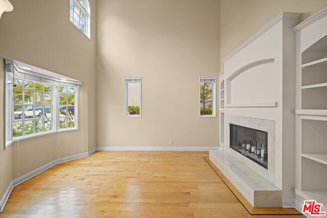 Building Photo - 248 S Swall Dr