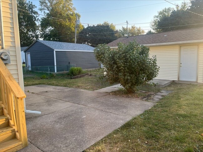 Building Photo - Adorable updated home in Moline!