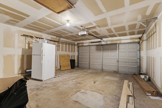 Building Photo - 210 Laceleaf Ln