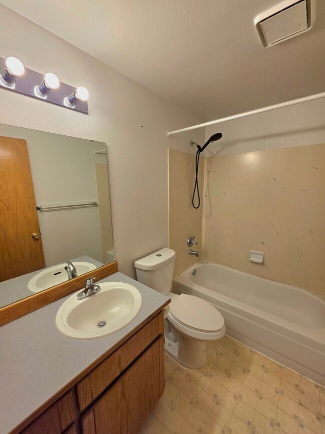 Building Photo - Federal Way tri-level rental home - 3 bedroom plus den, 3 bathrooms, 2 car garage, Available NOW!