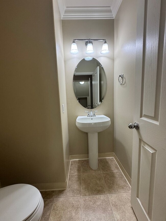 Building Photo - Stunning  3-Bedroom/2.5-Bath - $4000.00 Lo...