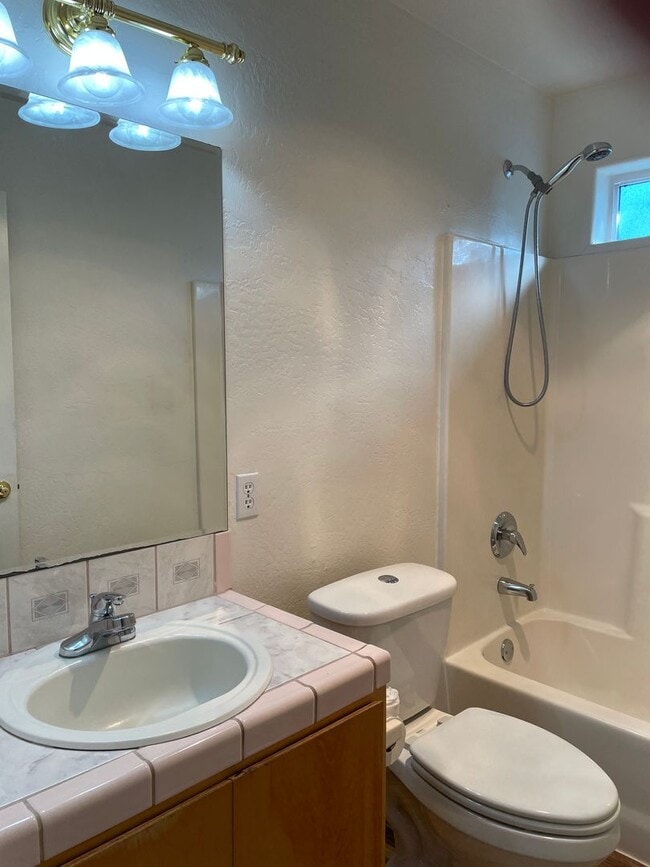 Building Photo - Very Nice 3 Bedroom 2 Bath Duplex-Located ...