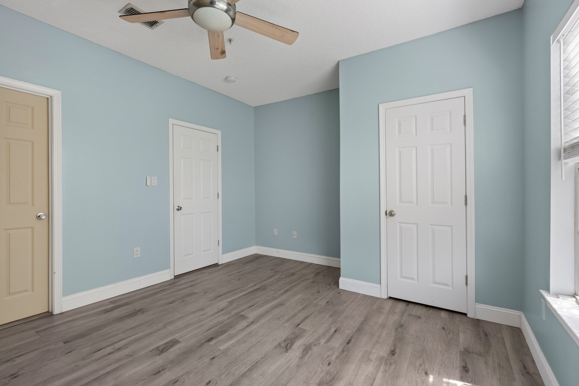 Building Photo - 2208 Walden Park Dr