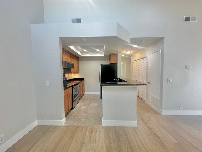 Building Photo - Two Bedroom Condo Available in Newark!