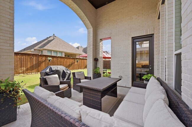 Building Photo - Luxury 5 bed 7 bath two story in Rockwall with grand double doors, soaring 19 foot ceilings, chef...