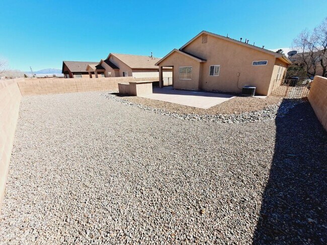 Building Photo - 3 bed 2 bath home in Huning Ranch. Great Yard