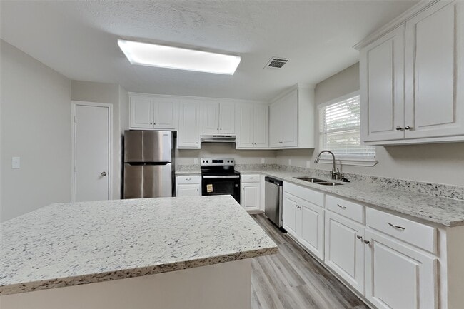 Building Photo - 16280 Sun View Ln