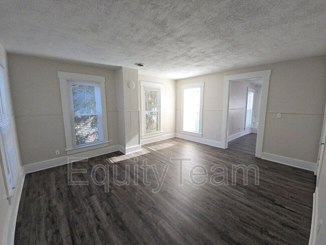 Building Photo - 128 N River St