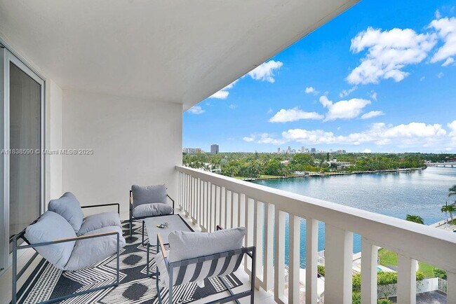Building Photo - 9111 E Bay Harbor Dr