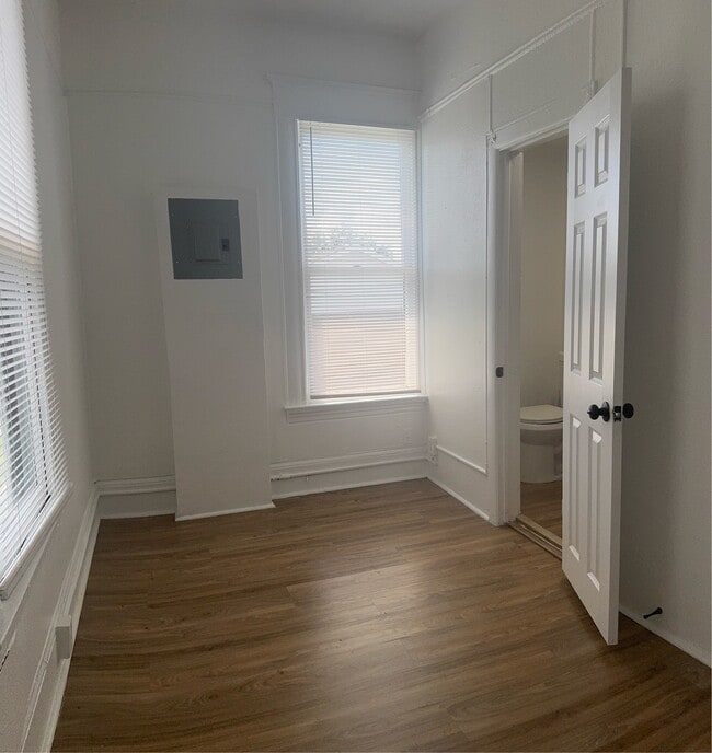 Building Photo - 135 E 17th St