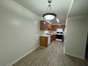 Building Photo - 600 Reusens Rd