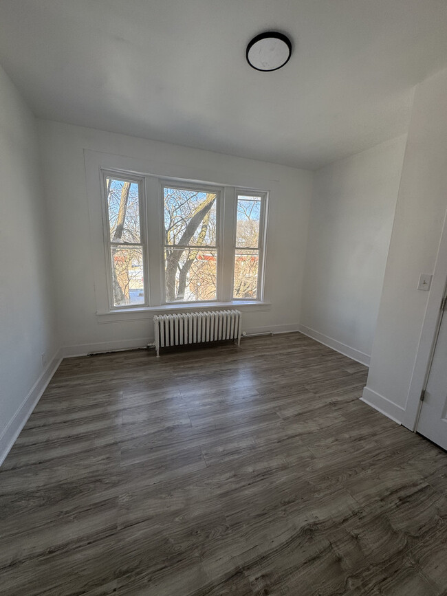 Building Photo - 1045 E 73rd St