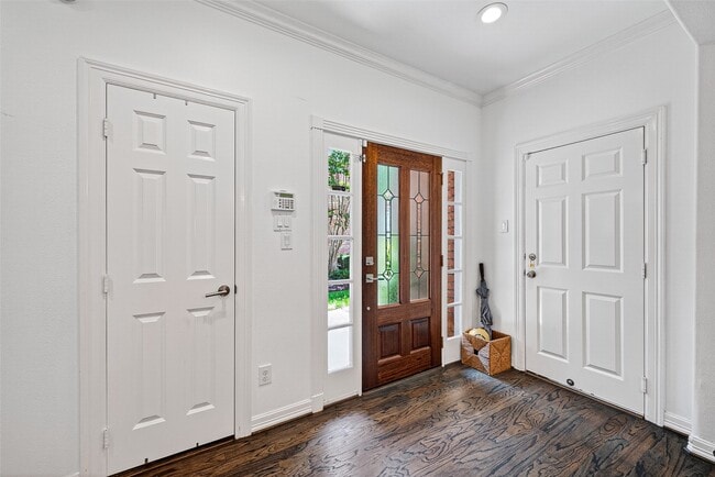 Building Photo - 1015 Enclave Square S