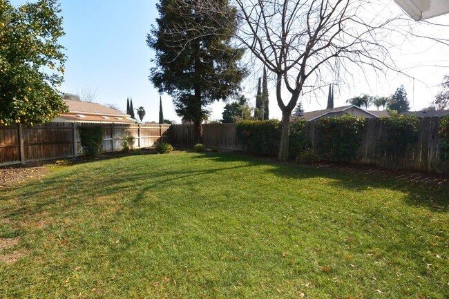 Building Photo - 3 bedroom 2 bathroom in the El Diamante sc...