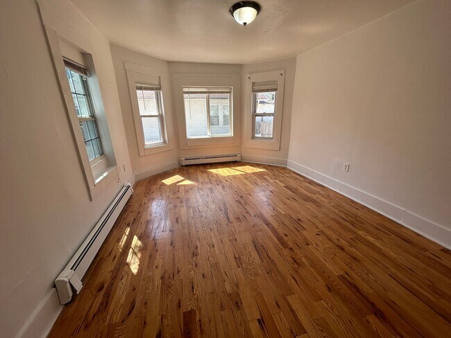 Building Photo - Lovely 4 Bedroom Single Family House in Neptune!