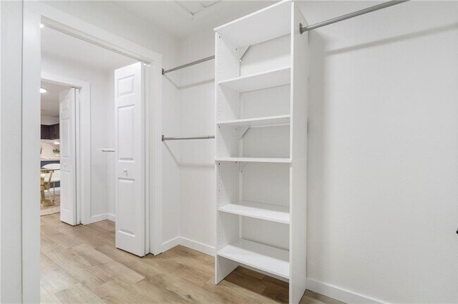 Building Photo - 701 NW Ford Ln