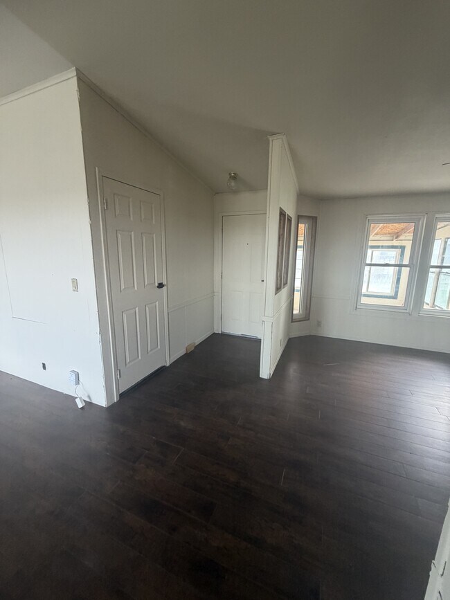 Building Photo - 690 Maple Ct