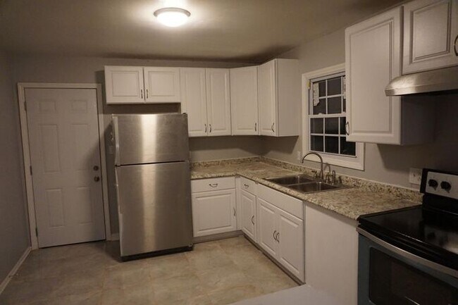 Building Photo - 8033 Albemarle Rd