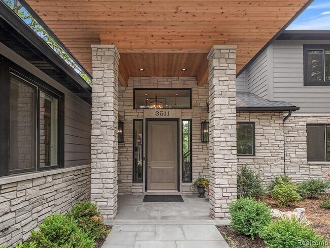 Building Photo - 3511 Lakecrest Dr