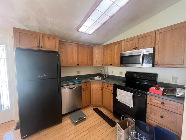 Building Photo - 3 Robinson Dr