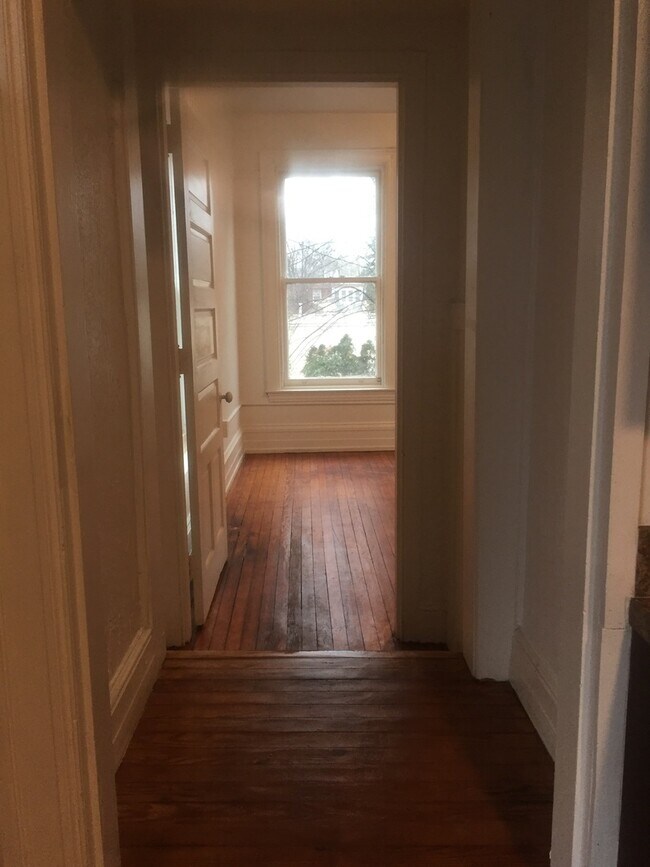 Building Photo - Spacious 2-3 Bedroom Historic Spacious Apartment near York College!