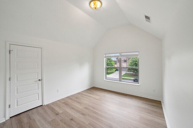 Building Photo - 5 Bed 3 Bath in Jonesboro!