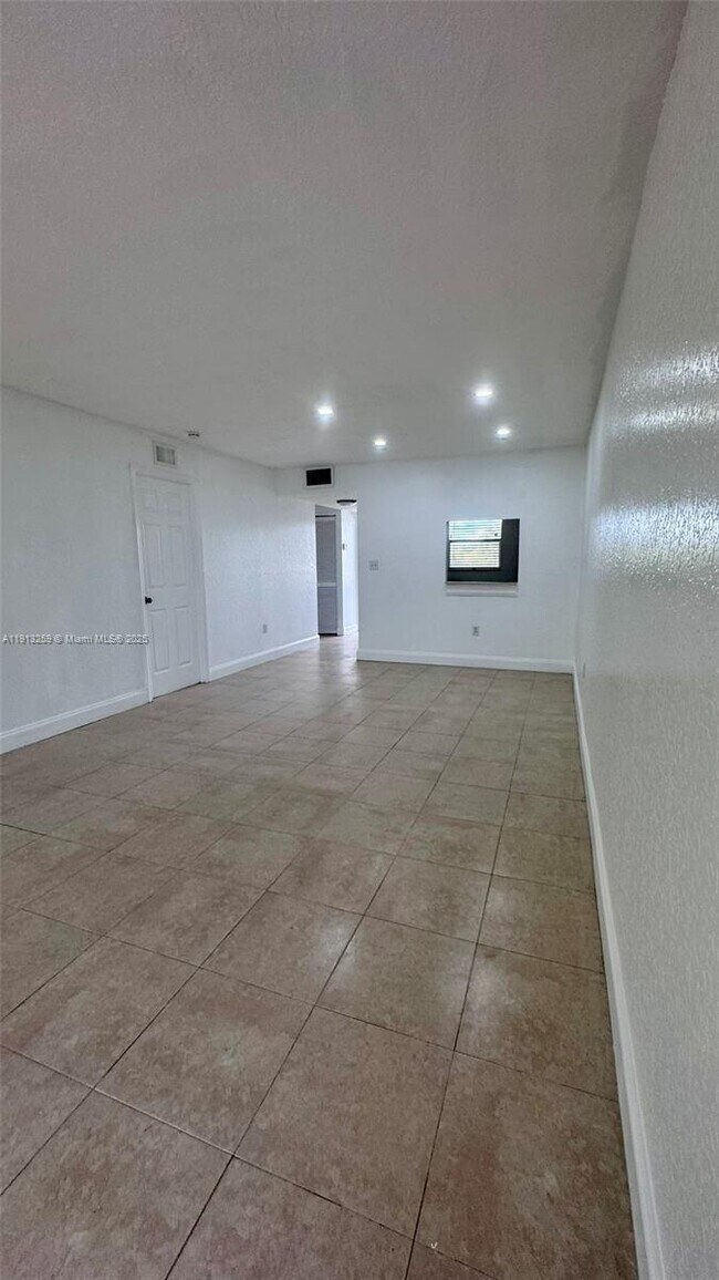 Building Photo - 7320 NW 85th Ct