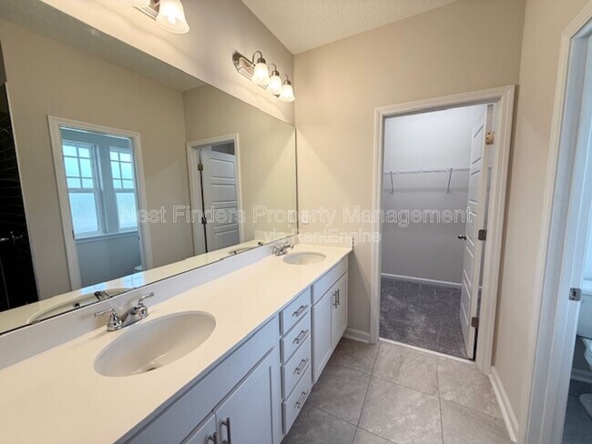 Building Photo - 2929 Fleur Ln